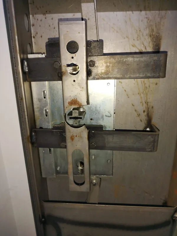 Meccanismo interno della serratura di una porta blindata