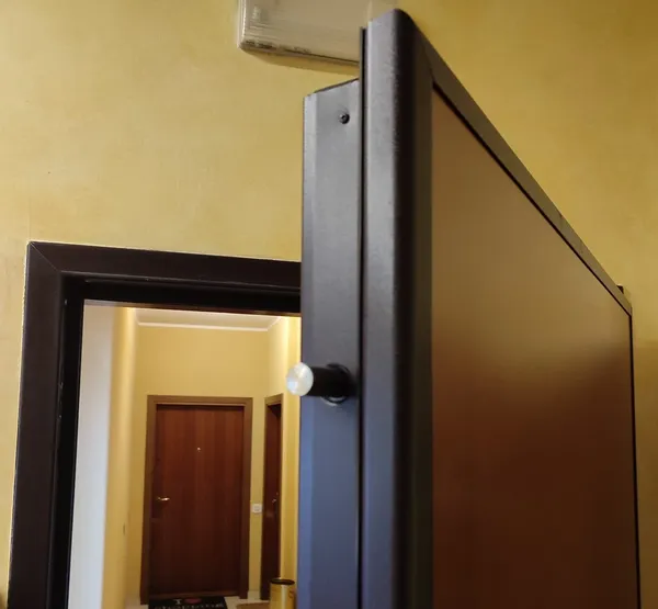 Porta blindata aperta dopo la sostituzione della serratura